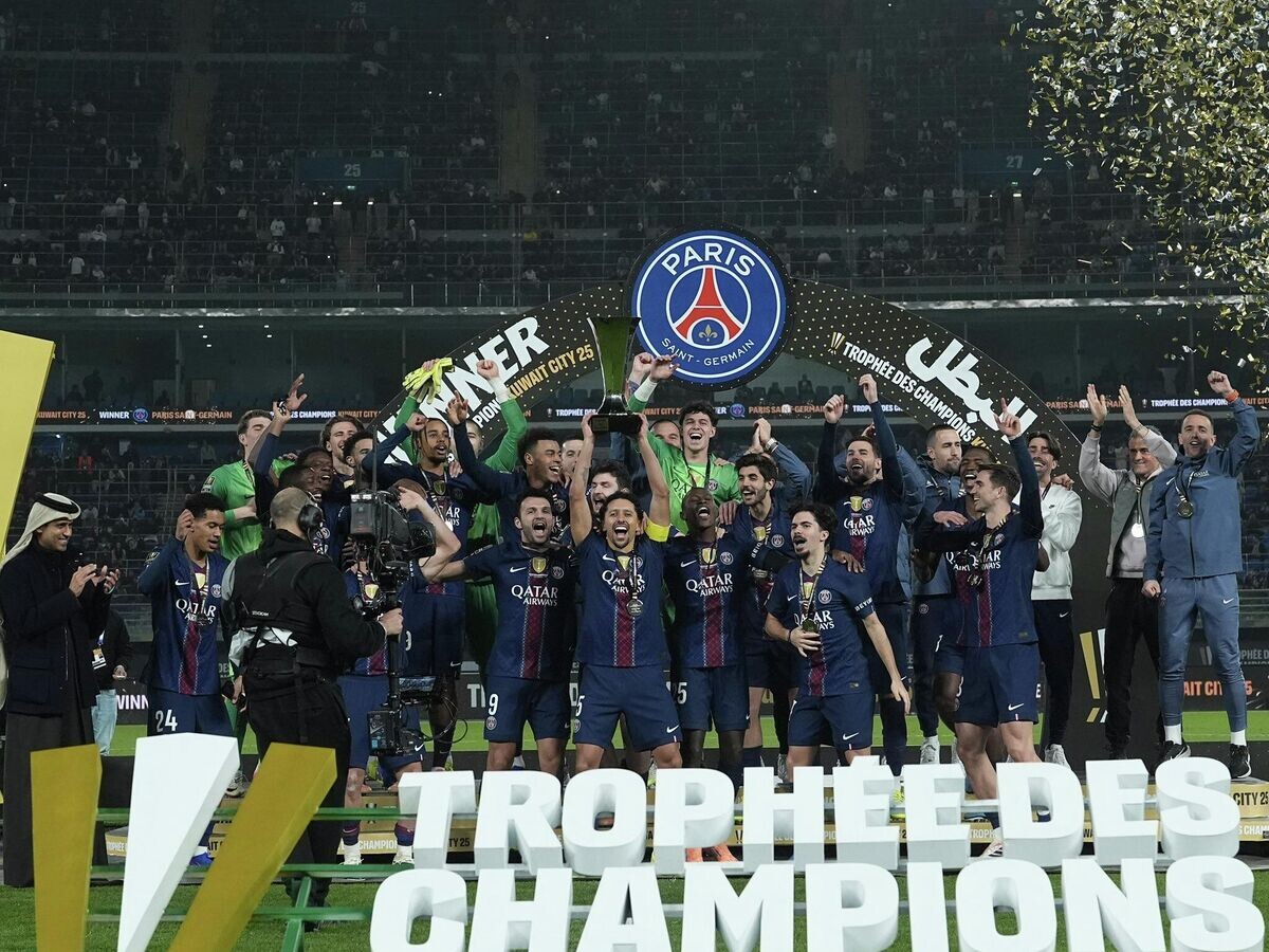   Футболисты "Пари Сен-Жермен" после завоевания Суперкубка Франции | © Фото : Соцсети "Пари Сен-Жермен"
