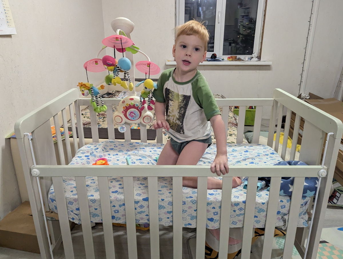 Косплеит блудного попугая Кешу - забирается в Женькину кроватку и орет: "Свободу попугаям!"