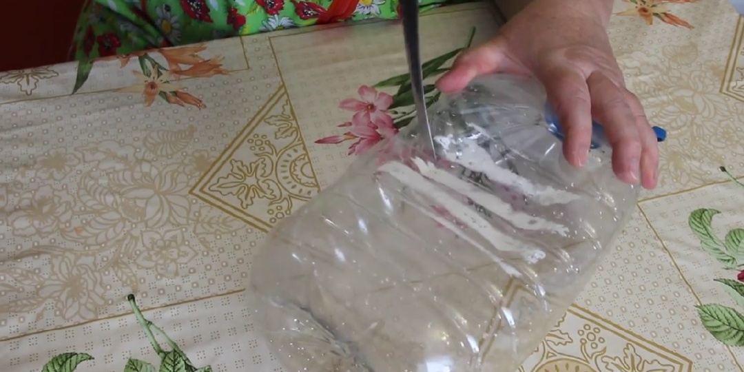 «Юля, покажи срочно!» Делаем парник из бутылки за 2 минуты. Главный секрет — в насечках.