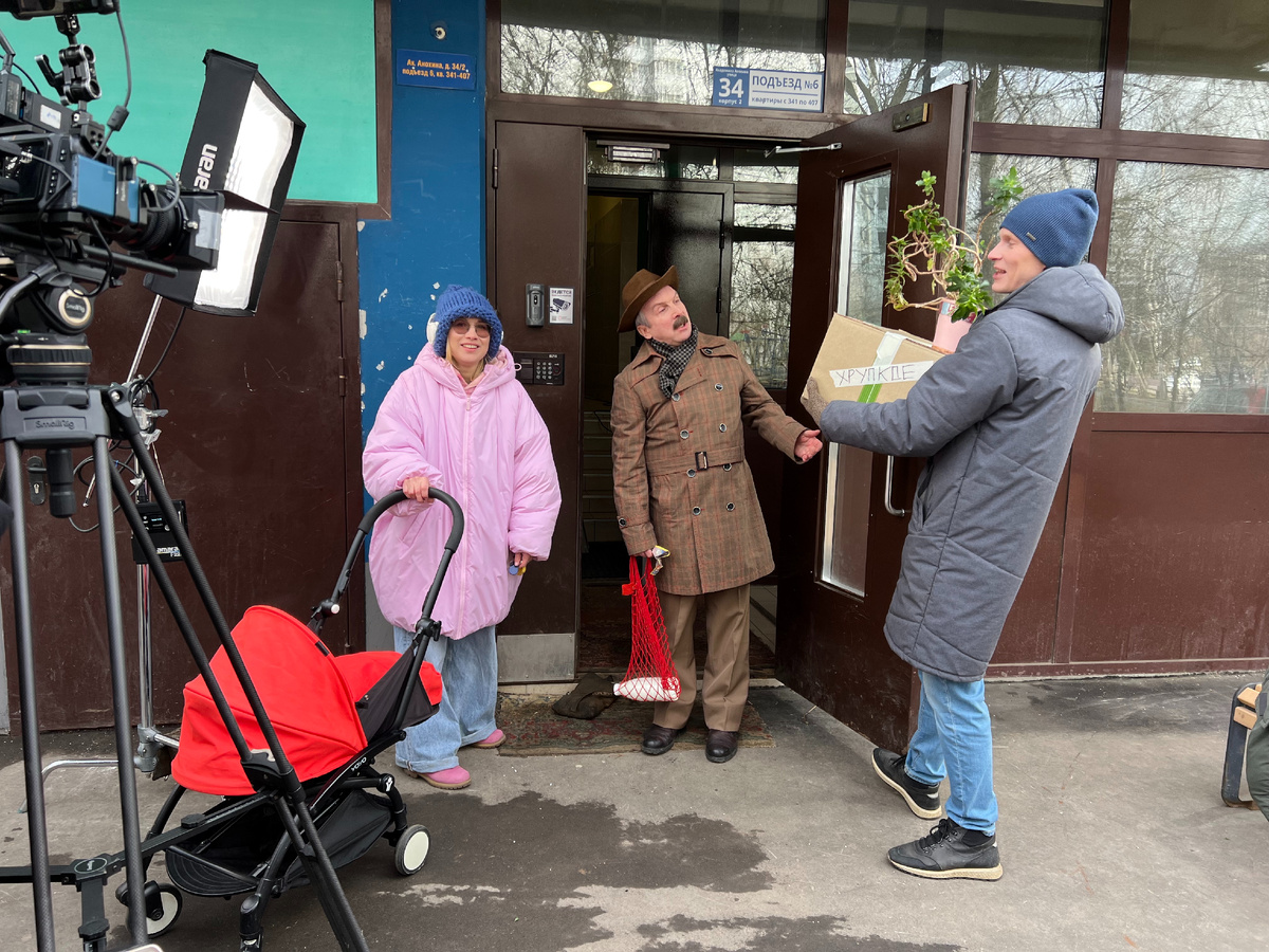 Кадр со съёмок фильма "Чужие в доме". В кадре Екатерина Лисоченко, Владимир Терещенко, Максим Маминов. Режиссёр Владимир Кисаров. 2025 год.
