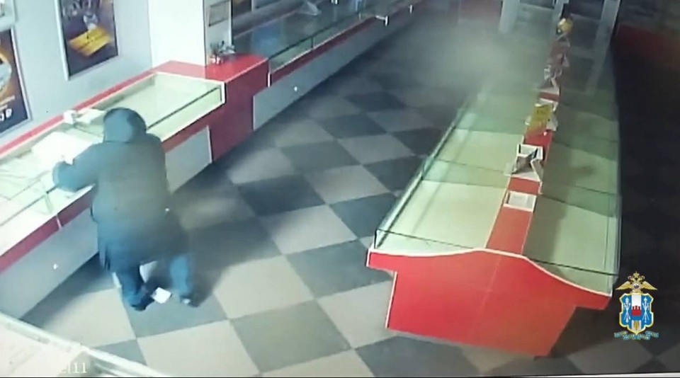    Мужчины решили провести ревизию в одном из торговых центров. Фото: ГУ МВД по РО