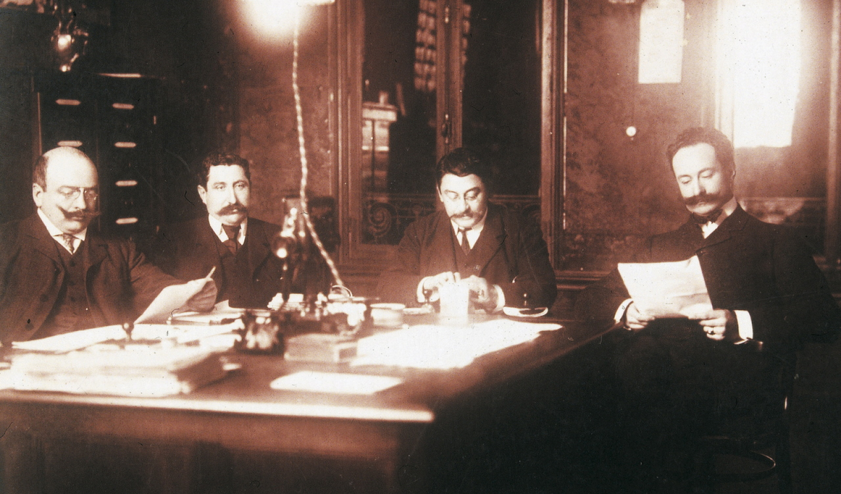 Шарль Фаро, Жорж Дюран и Эмиль Кокий в парижском автосалоне в Гран-Пале в 1922 году.