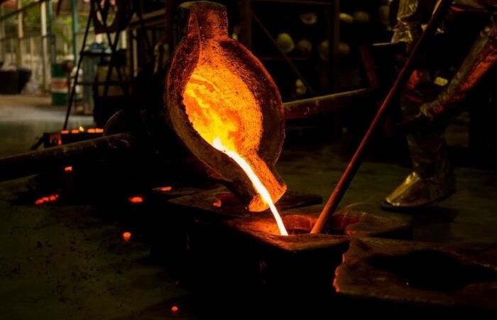 Сталь - это сплав железа, углерода и присадок.