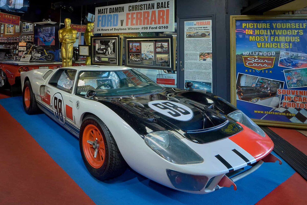 Ford GT40 Mk II с номером 98. За рулем Кен Майлз. Это фото заряжено на победу.