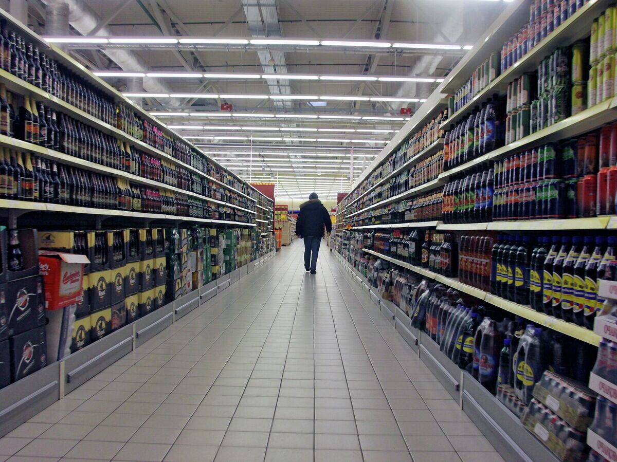    Покупатель в отделе алкогольной продукции | © РИА Новости / Руслан Кривобок