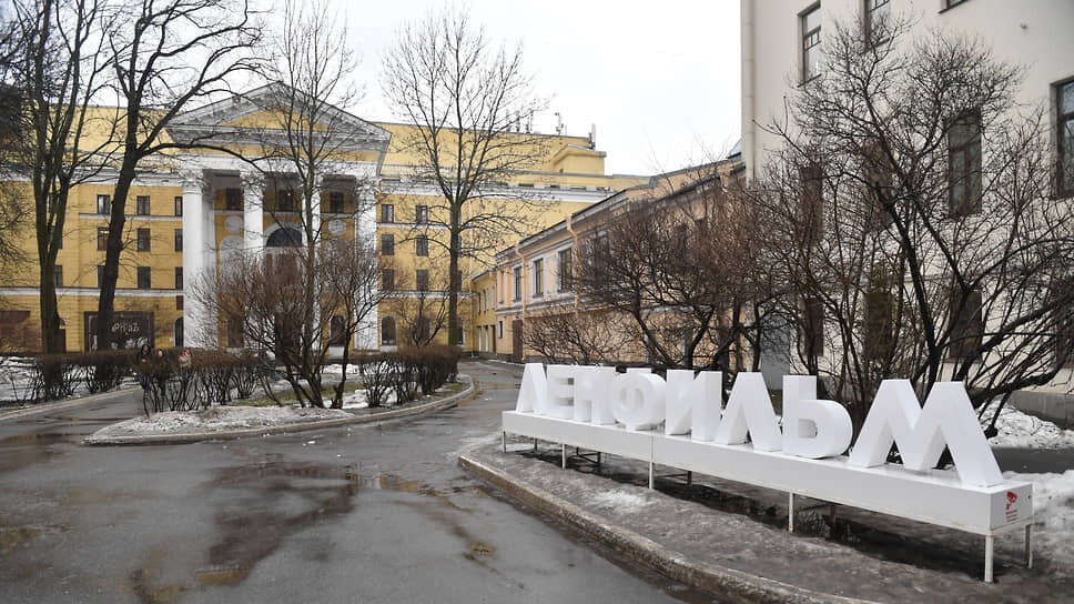 Зданием киностудии «Ленфильм».📷Фото: Александр Коряков / Коммерсантъ