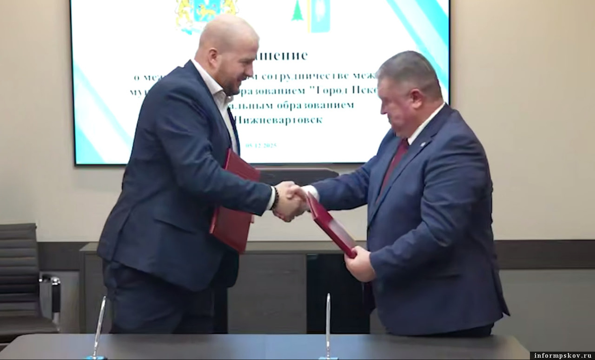 Глава Пскова Борис Елкин и глава Нижневартовска Дмитрий Кощенко. Фото из канала губернатора Михаила Ведерникова в мессенджере MAX