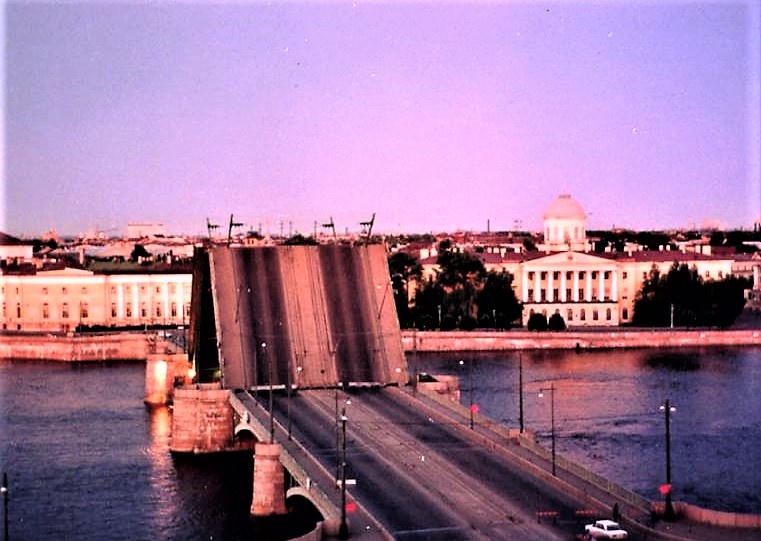 1. Биржевой мост в белую ночь