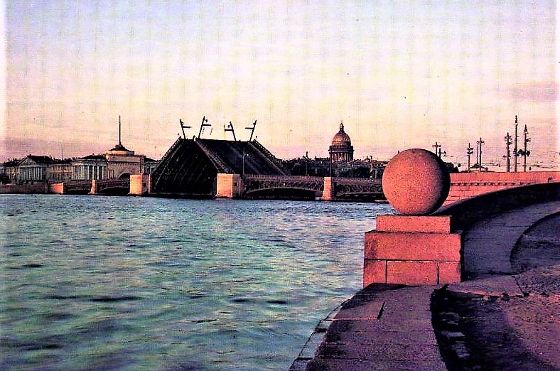 2. Вид со стрелки на Дворцовый мост