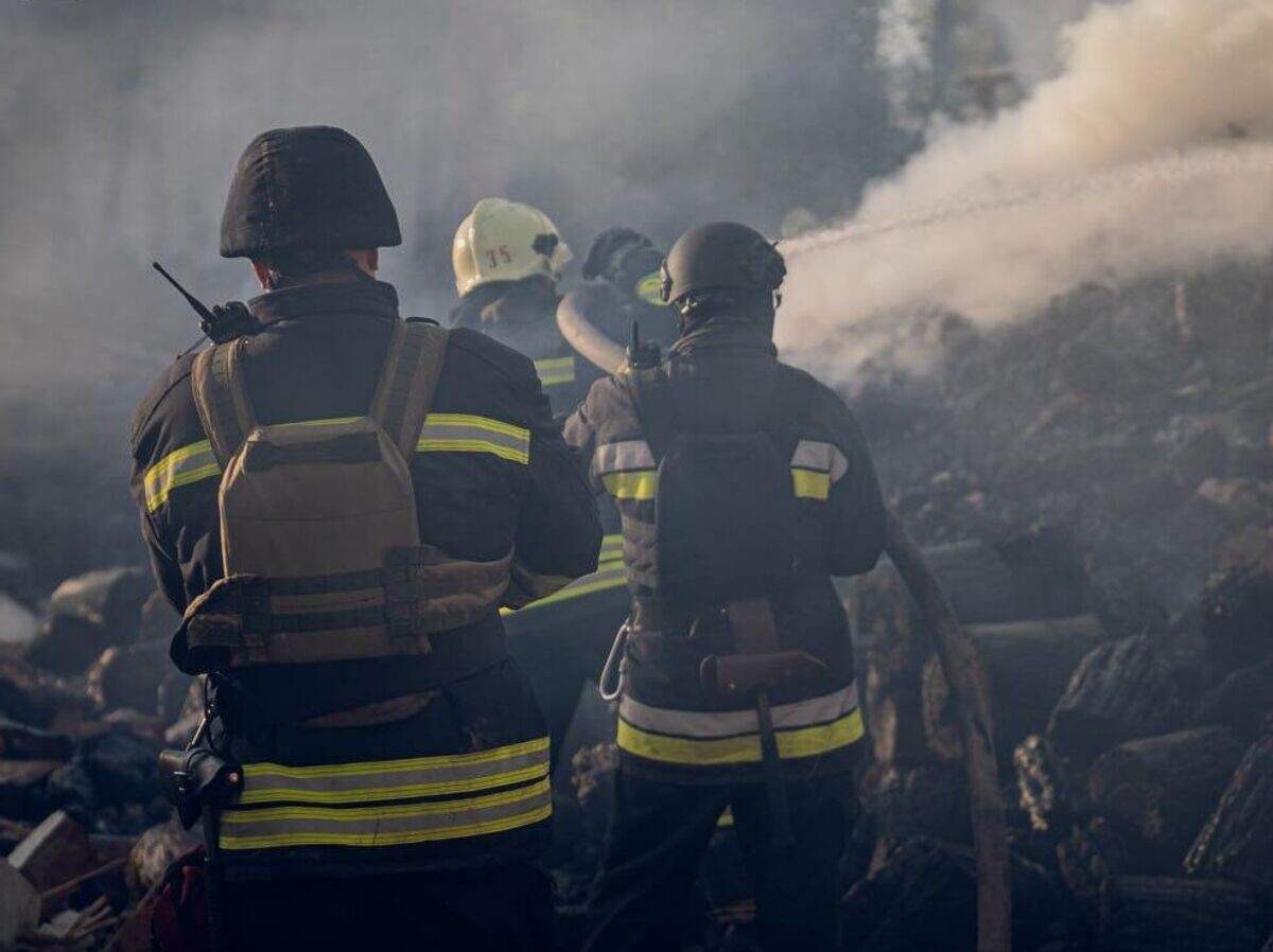    Украинские пожарные тушат пожар на инфраструктурном объекте в Сумской области | © Фото : ГСЧС Украины