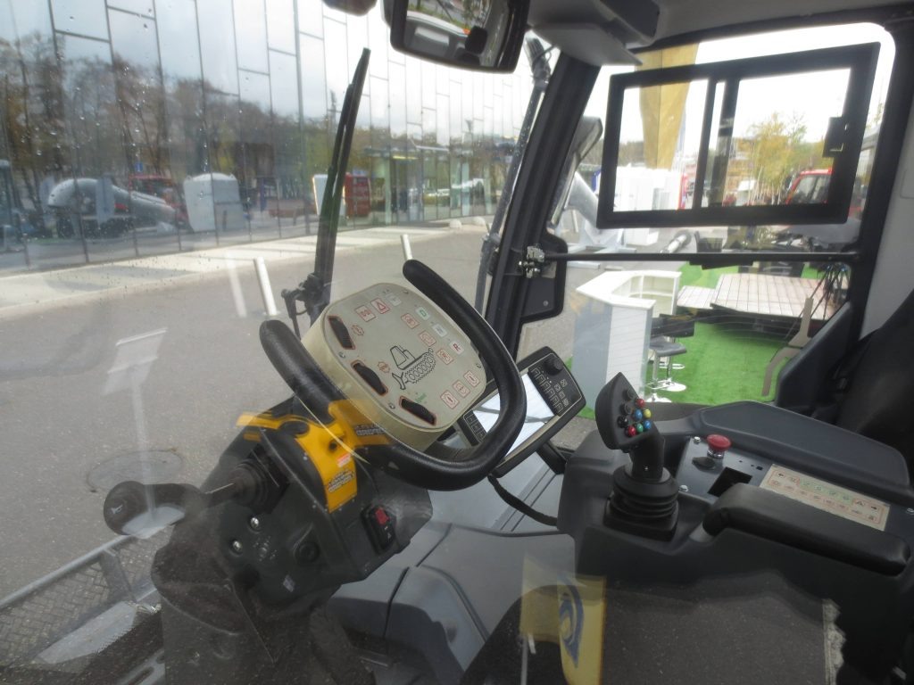 Контроль направления движения машины осуществляется штурвалом, управление рабочим оборудованием — джойстиком.