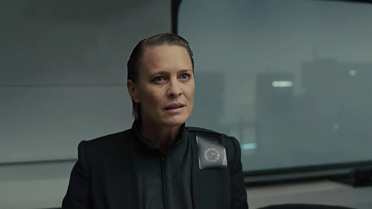 Лейтенант Джоши узнаëт о выполнении задания. Кадр из фильма «Бегущий по лезвию 2049»