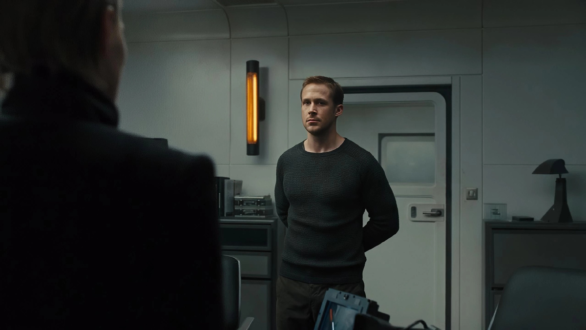 Кей докладывает о выполнении задания. Кадр из фильма «Бегущий по лезвию 2049»