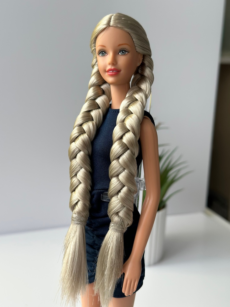 Фото мастера, которая подарила Тори новые волосы. Тело не от этой куклы - оно используется мастером для демонстрации прошитой головы.