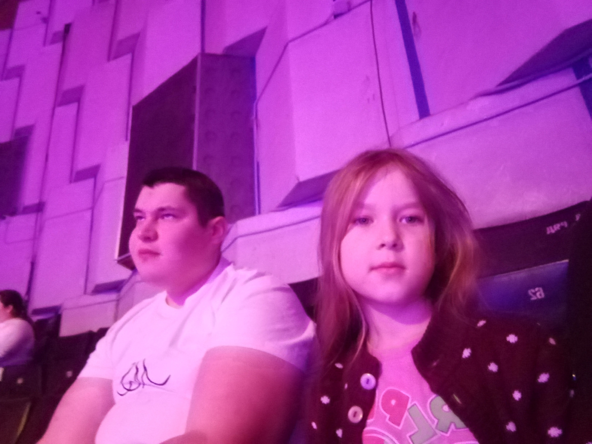 Сидим в зрительном зале. Камера конечно не айз.