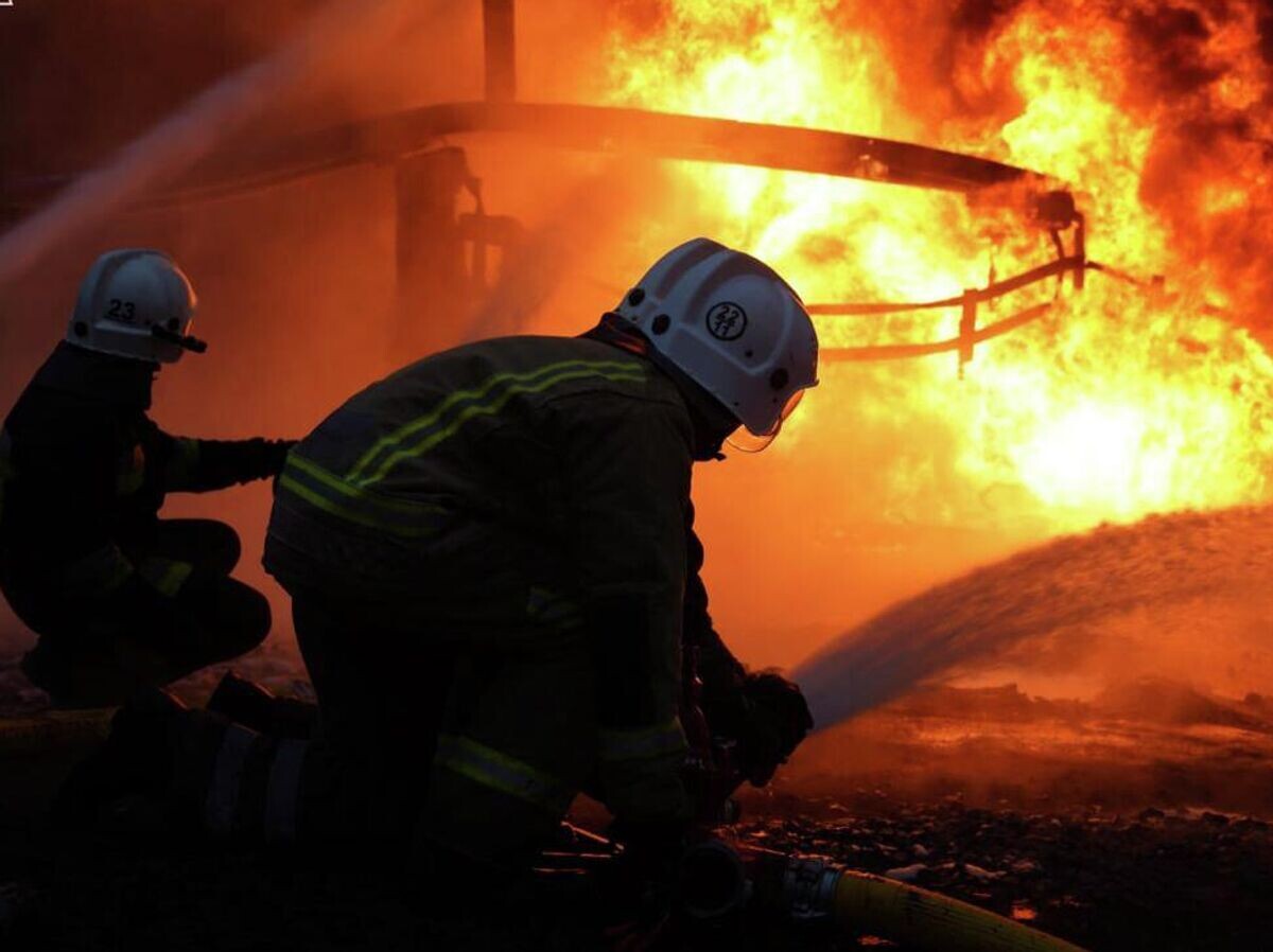    Украинские пожарные тушат пожар на объектах промышленной и энергетической инфраструктуры | © Фото : ГСЧС Украины