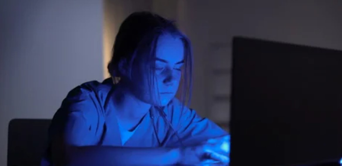 Кажется, еще совсем недавно мы мечтали о мире, где технологии освободят нас от рутины, позволят оставаться на связи с близкими в любой точке планеты и откроют доступ к безграничному объему информации. Сегодня этот мир наступил. Но вместе с удобством и возможностями пришла и новая проблема – цифровое выгорание.  Мы постоянно подключены, нас бомбардируют уведомления, электронные письма, сообщения в мессенджерах. Работа "24/7" стала нормой, а граница между личной жизнью и профессиональной деятельностью размылась до предела.  И, к сожалению, все это имеет серьезные последствия для нашего психического здоровья.