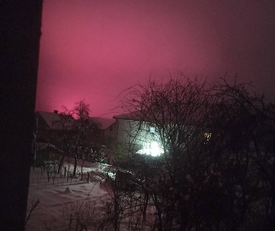 Свечение во Львовской области после предполагаемого удара «Орешником». Фото: украинские паблики