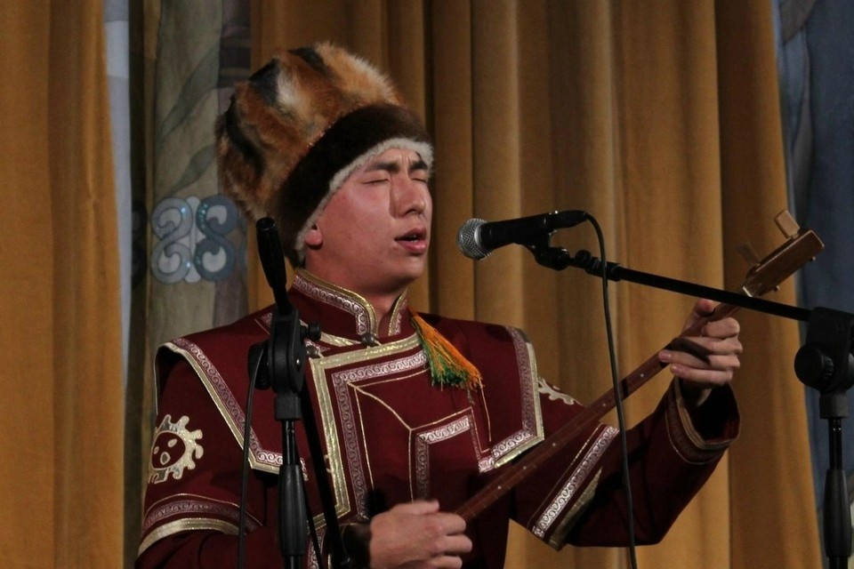    Сказитель во время исполнения сливается с эпосом воедино из личного архива героя(ев) публикации