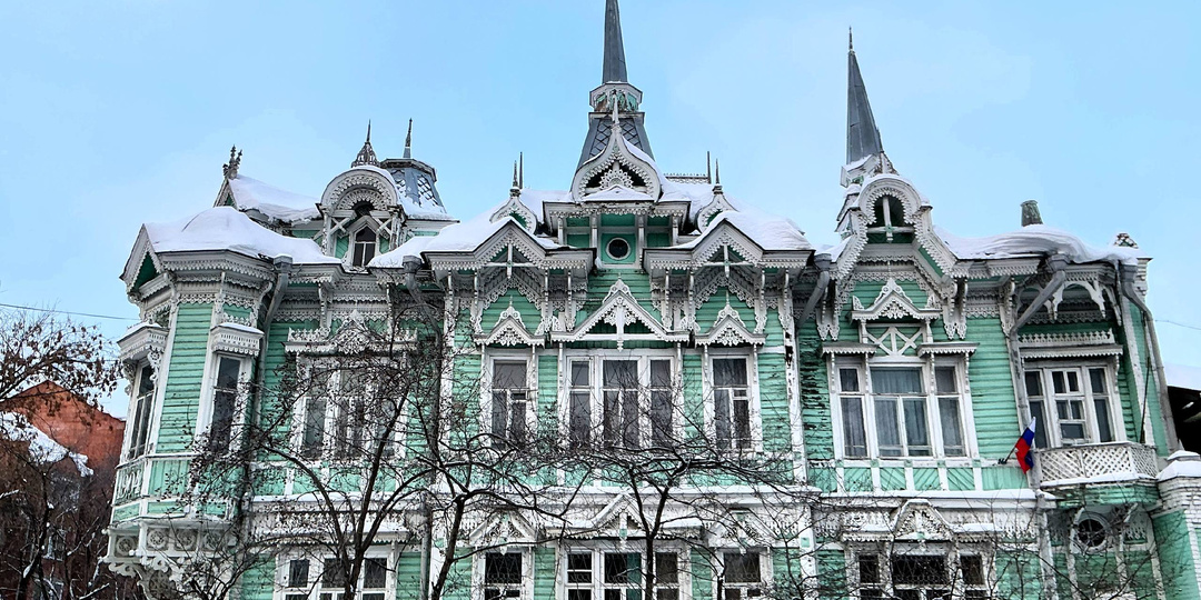 Город с деревянными теремами и сугробами выше метра: показываю Томск в январе