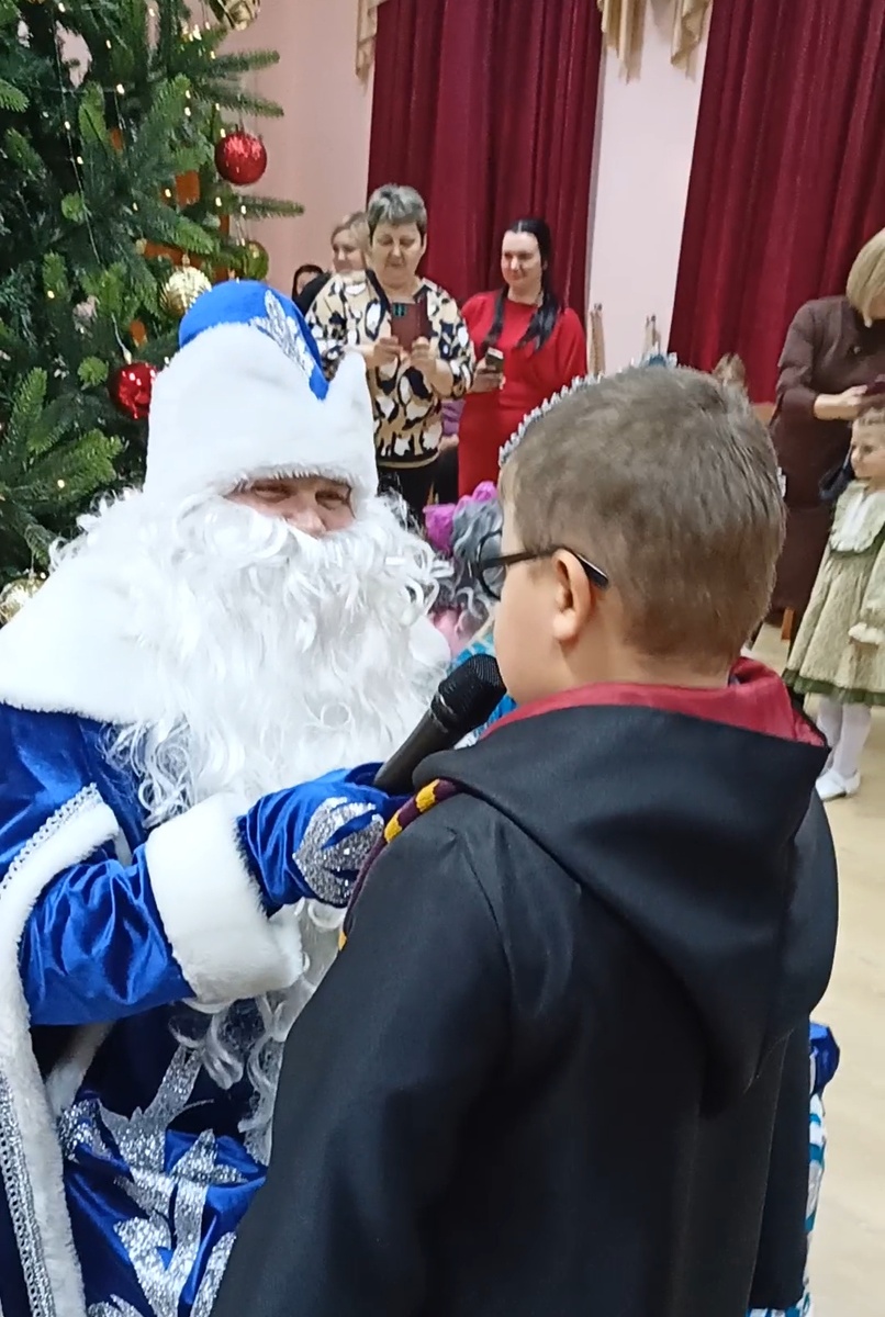 Дед Мороз обрадовался, что ему сейчас будет рассказывать стих сам Гарри Поттер.