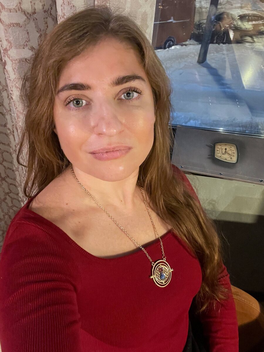 Да, из своего нового бордового лонгслива я не вылезаю)) На шее - маленький подарок мужа на НГ:)