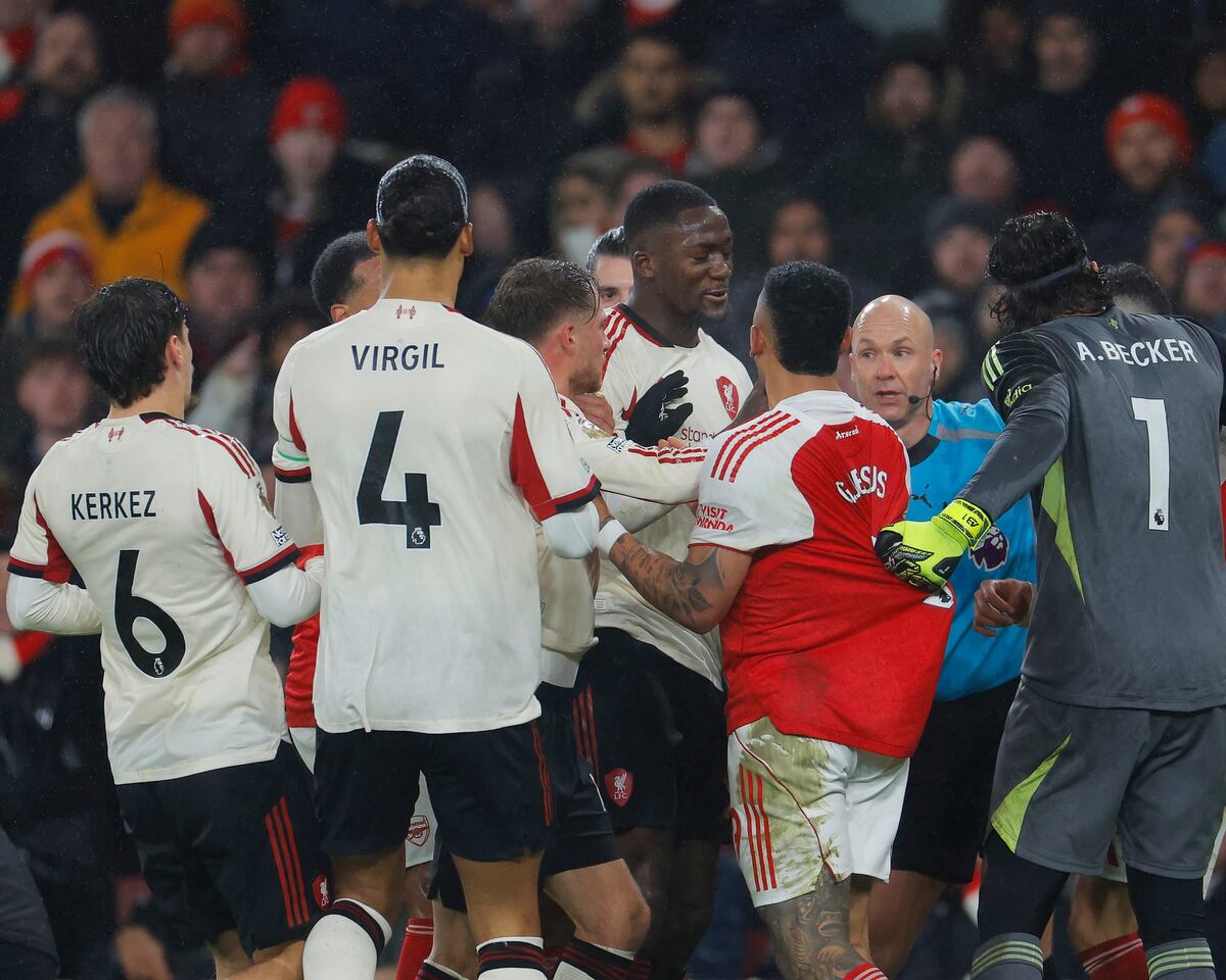 Обострение напряженности между "Арсеналом" и "Ливерпулем" на стадионе "Эмирейтс". 