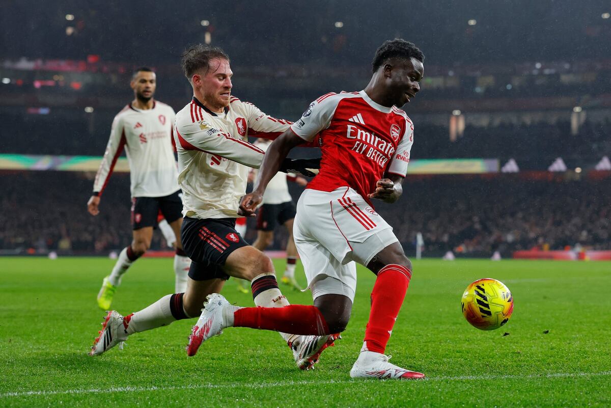 Букайо Сака (справа) провел яркий первый тайм, но по мере того, как росло разочарование "Арсенала", игра пошла на убыль.