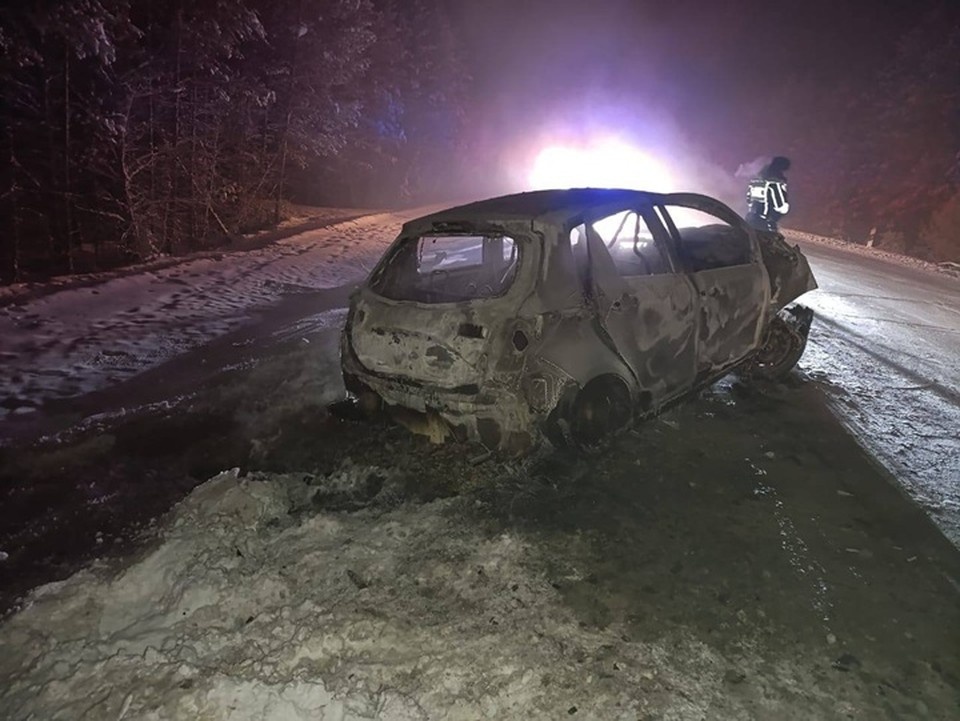    Автомобиль виновницы аварии загорелся после удара. Фото: УМВД России по Якутии
