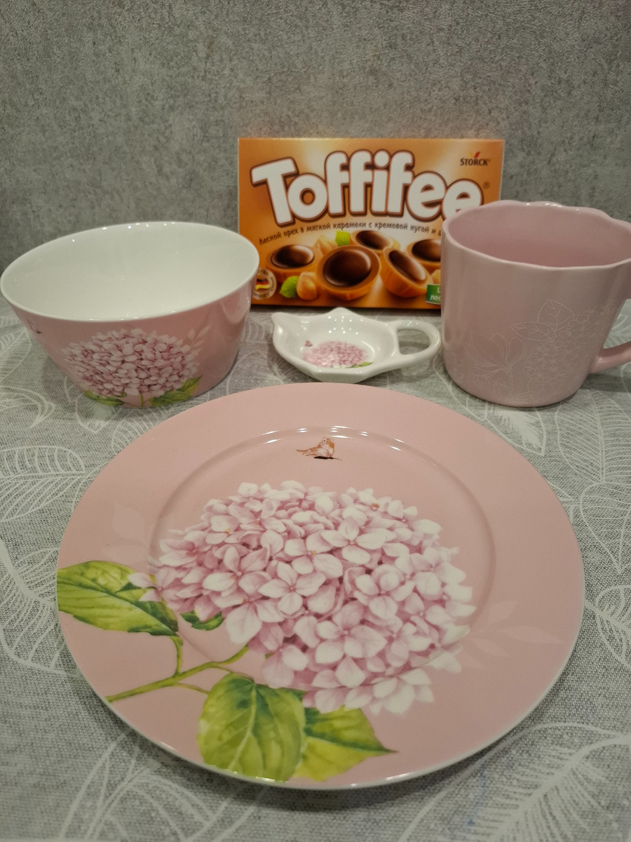 А это мой подарок от незнакомого мне человека. Кто читает меня давно, знают что я люблю красивую посуду, это моя слабость, это создает мне хорошее настроение. 