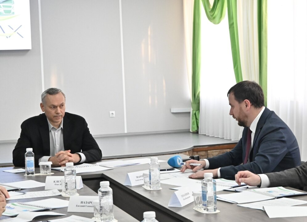    Губернатор Новосибирской области Андрей Травников (слева) и генеральный директор АО «САХ» Александр Мартынов на совещании 4 января 2026 года. Фото: официальный сайт правительства Новосибирской области