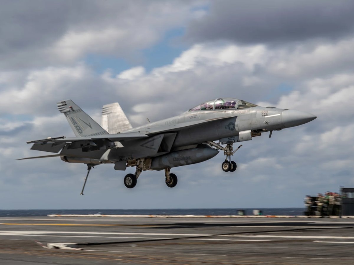     Над несколькими штатами был замечен американский самолет Boeing WC-135R Constant Phoenix (архивное фото)