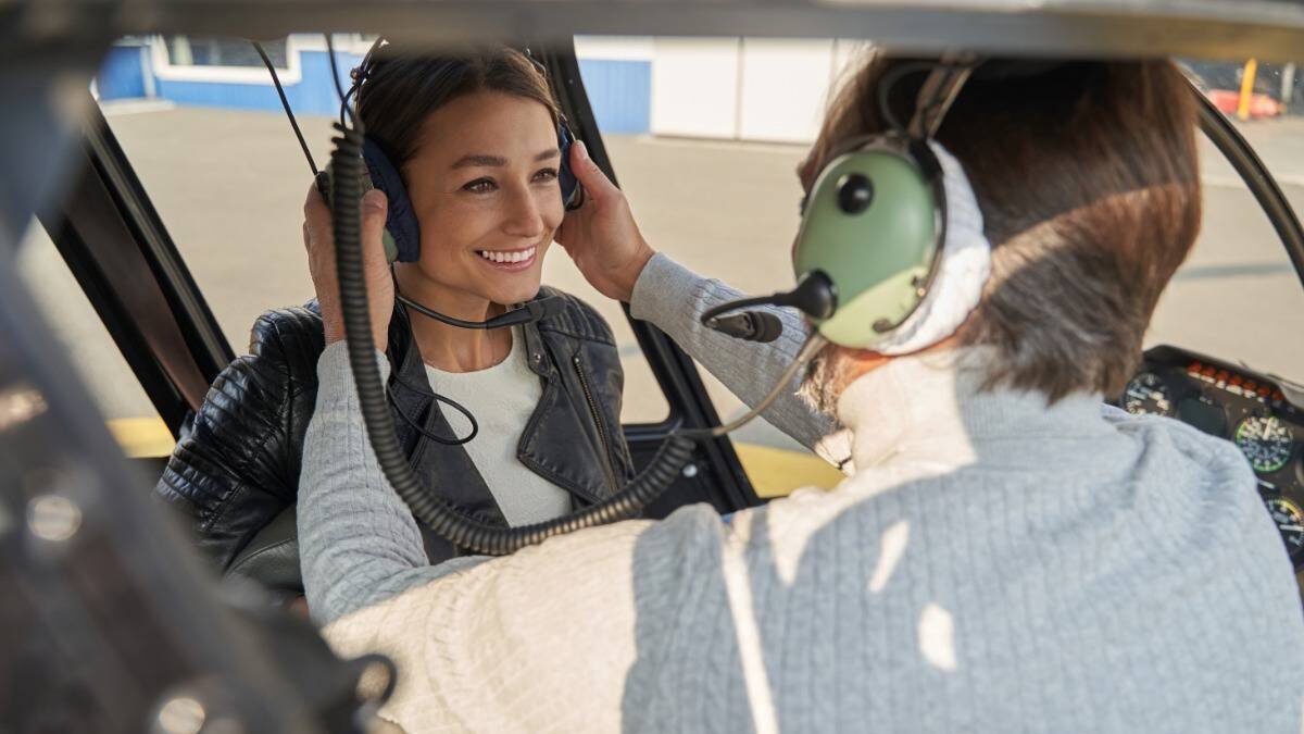    Вертолеты могут быть очень громкими, так что пассажирам выдают наушники для снижения шума и для общения друг с другом / Фото: Shutterstock