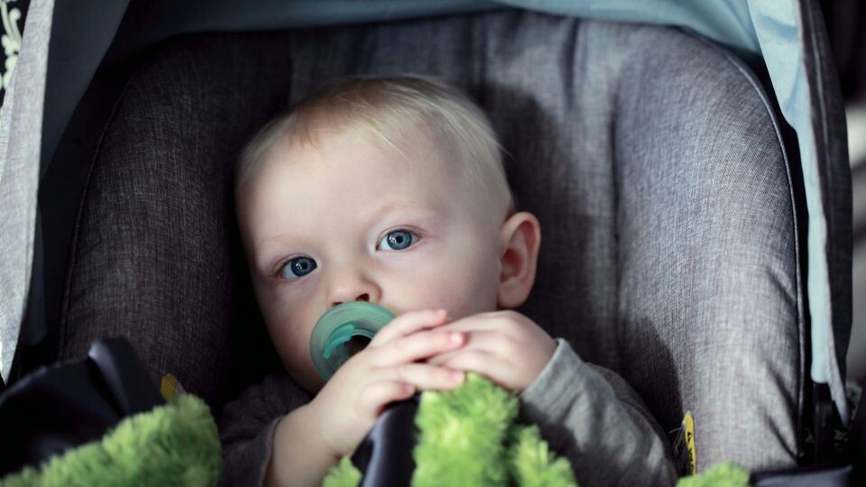    Ребенок. Детское кресло. Источник: unsplash.com