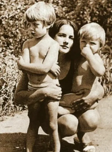 Татьяна с детьми - Володей и Мишей