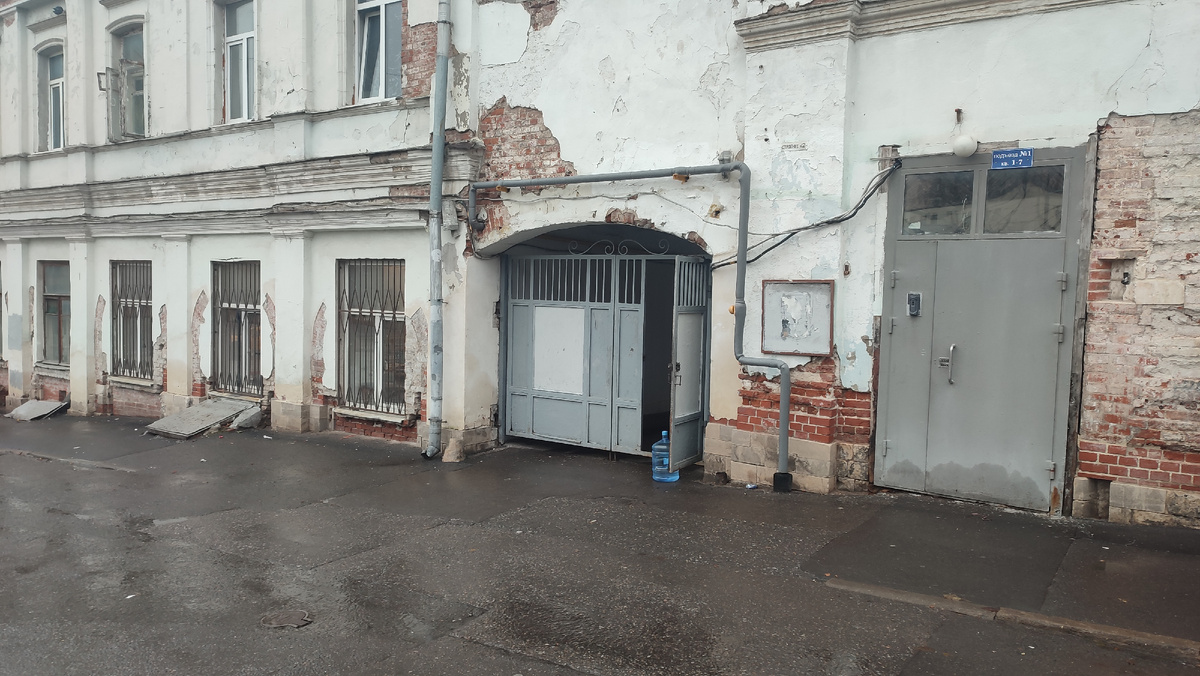 Вход во двор со стороны Хитровской площади 