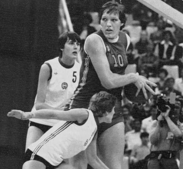 Как у такой отнимешь мяч?