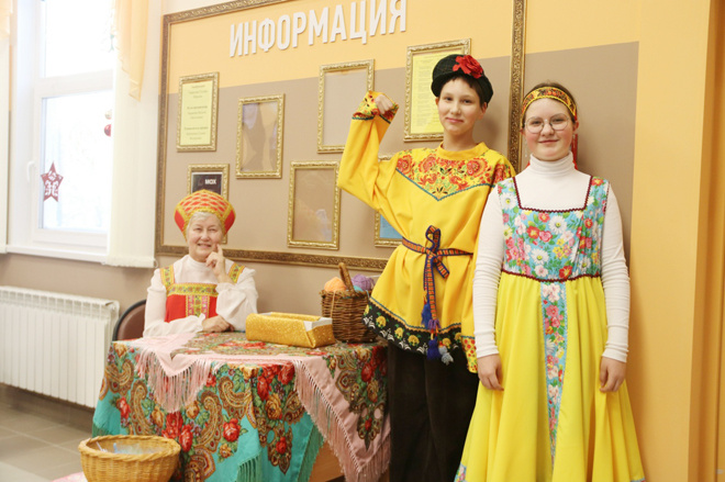 
Яркие герои встречали гостей и приглашали поучаствовать в играх