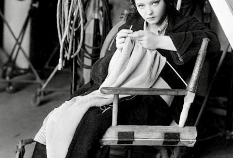 Актрисы за вязанием на ретро-фотографиях