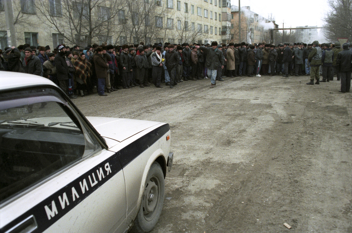    Согласно обнародованной террористами информации, они захватили в Кизляре около 3 тыс. заложников. Четыре этажа находившегося рядом с больницей дома бандиты заминировали / РИА Новости / Юрий Тутов