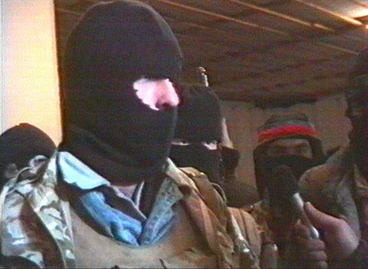    Салман Радуев по радио заявил, что в Кизляр «пришли волки» и они не уйдут, пока федеральные силы не покинут Северный Кавказ. Однако власти Дагестана договорились об отходе террористов в Чечню. Большинство заложников обменяли на добровольцев — депутатов, чиновников и журналистов / AP / APTV