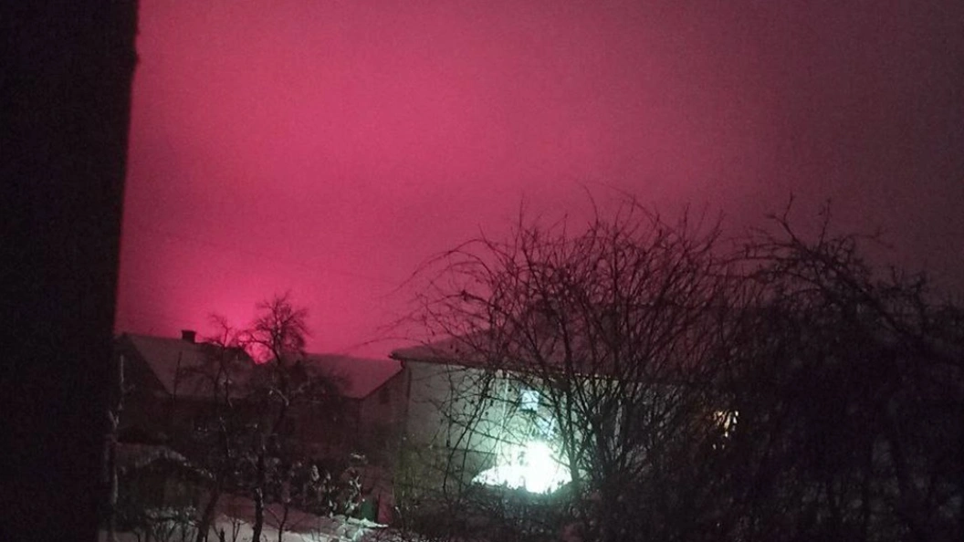 Зарево в ночном небе над Львовом после удара "Орешником".