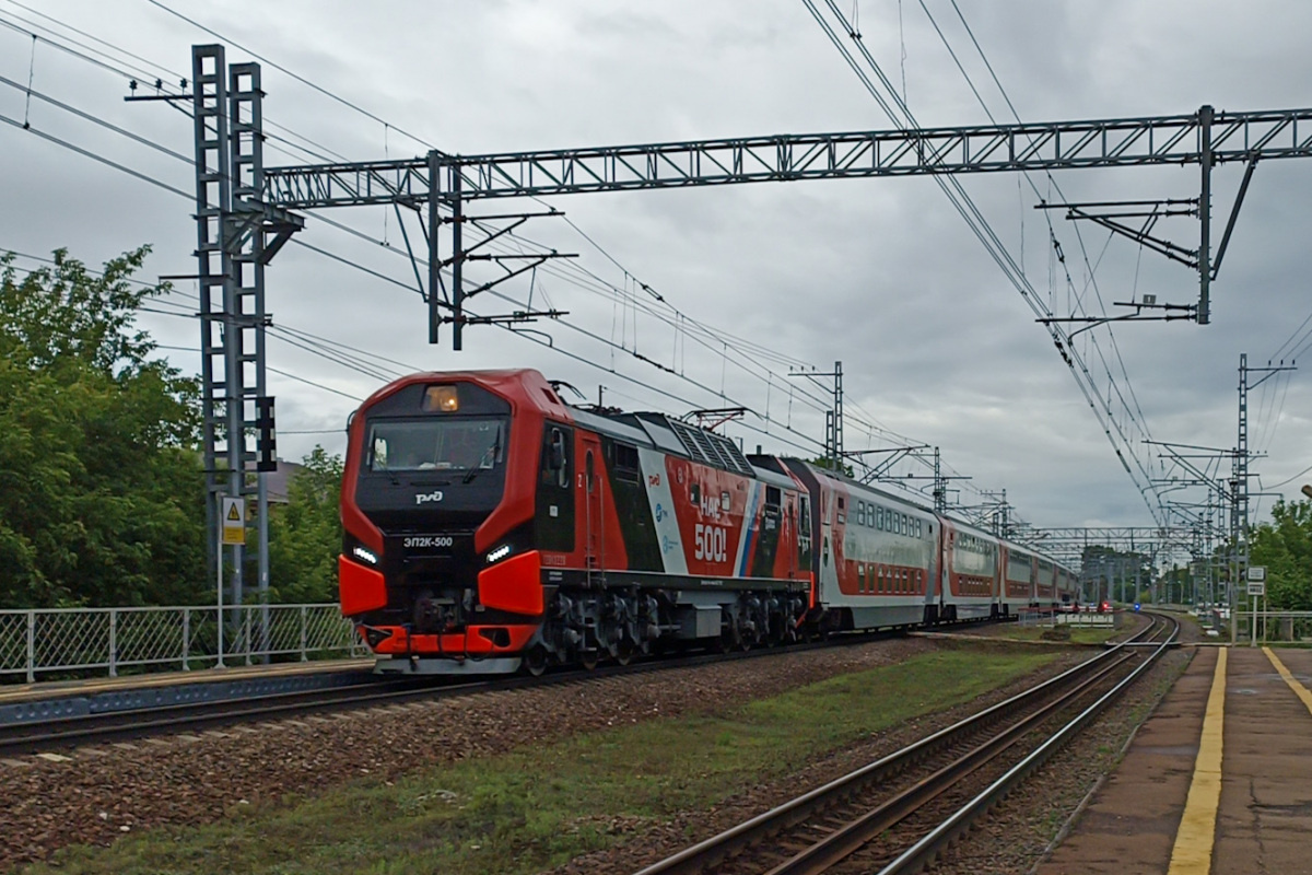 ЭП2К-500 с уникальной окраской "Нас 500". Фото с сайта railgallary.ru