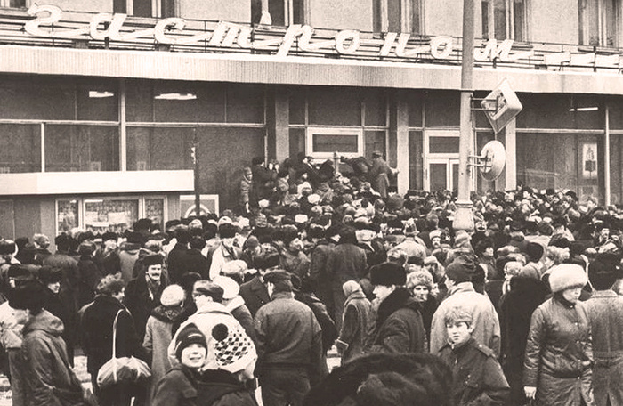 Свердловск. Центральный гастроном. Проспект Ленина. 1989 год