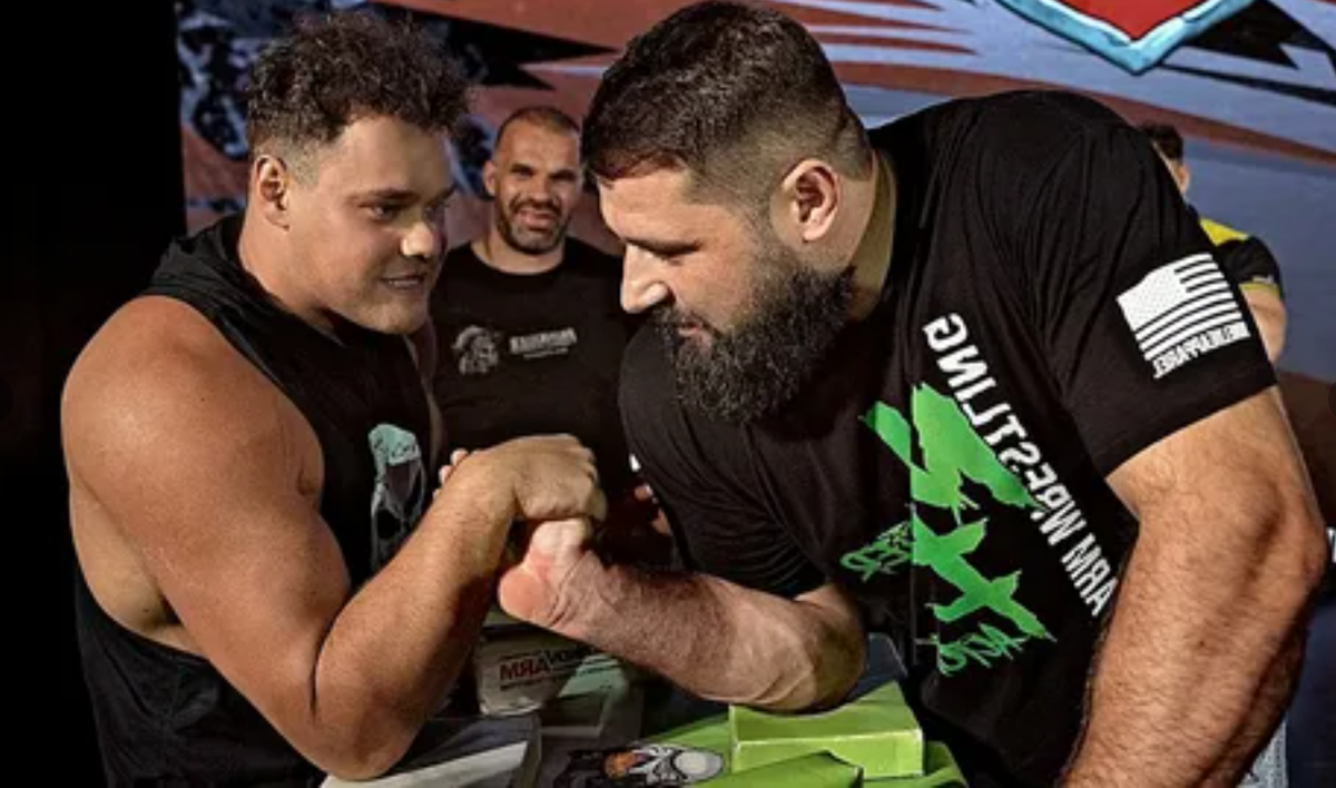 На фото - рукоборец Виталий Лалетин и молодой проспект, Александр «Schoolboy» Безъязыков 