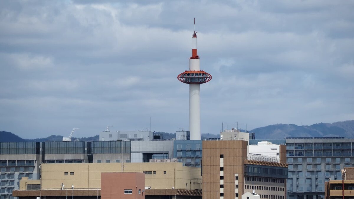 Вид на телебашню Киото из The Reign Hotel Kyoto