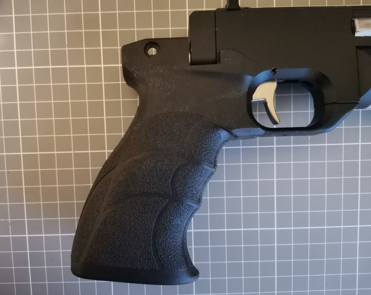 Изначально пистолет имеет симметричную пластиковую рукоять