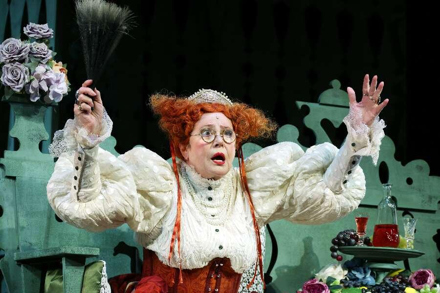 Народная артистка РСФСР Марина Неелова в спектакле 'Женитьба Бальзаминова"