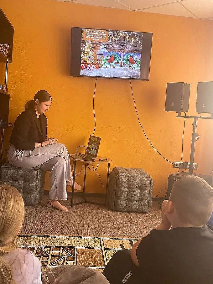 Дети читают вопрос на экране монитора