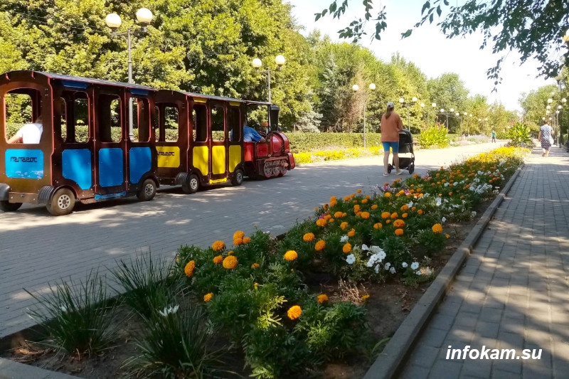    В городском парке имени Комсомольцев-добровольцев